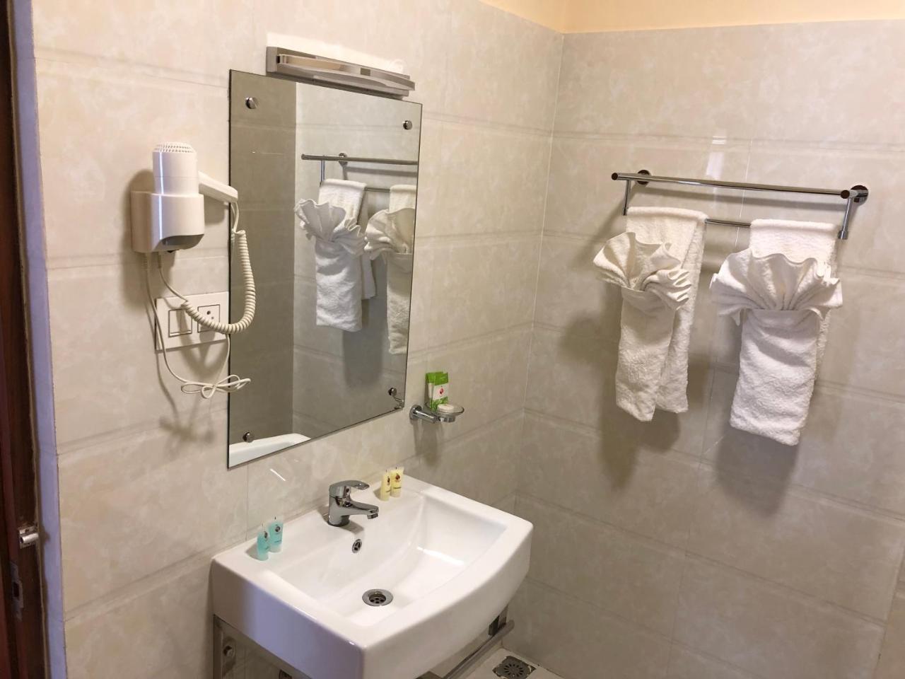 Legphel Hotel Фунтшолинг Екстериор снимка