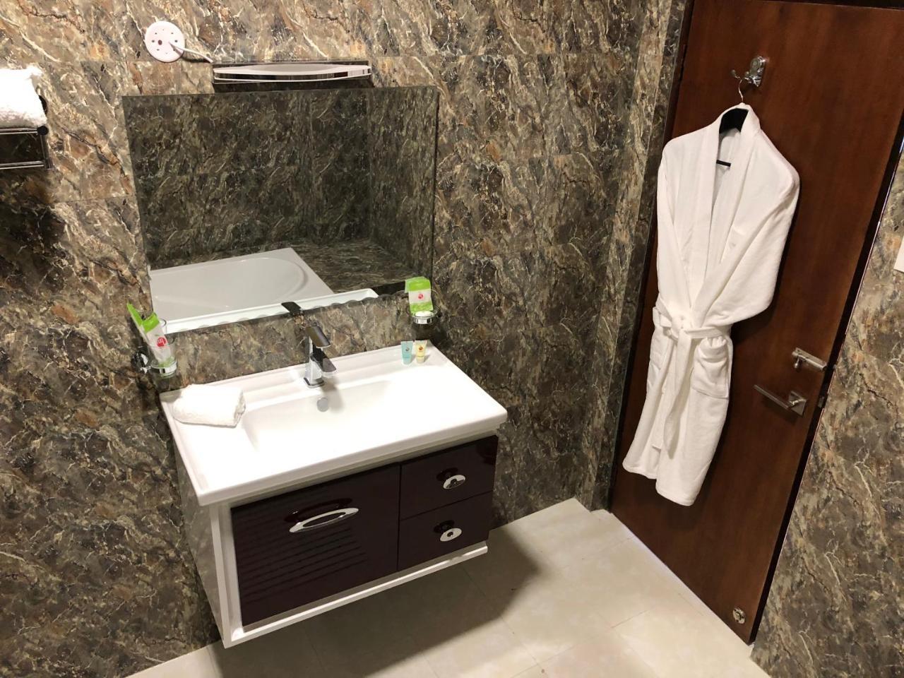 Legphel Hotel Фунтшолинг Екстериор снимка