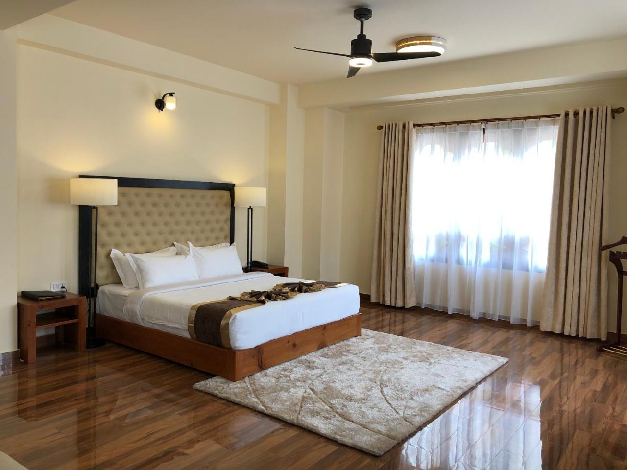 Legphel Hotel Фунтшолинг Екстериор снимка