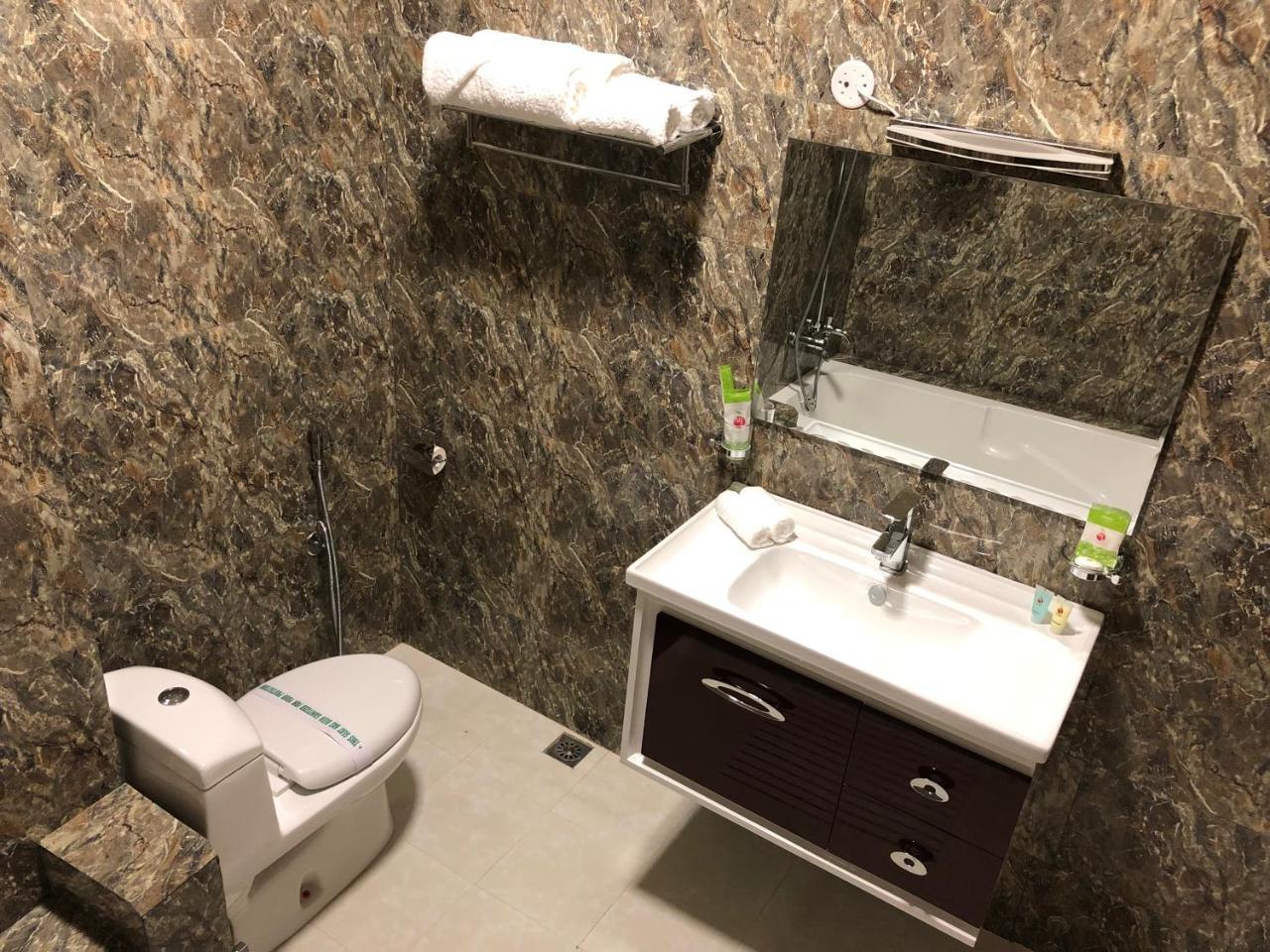 Legphel Hotel Фунтшолинг Екстериор снимка