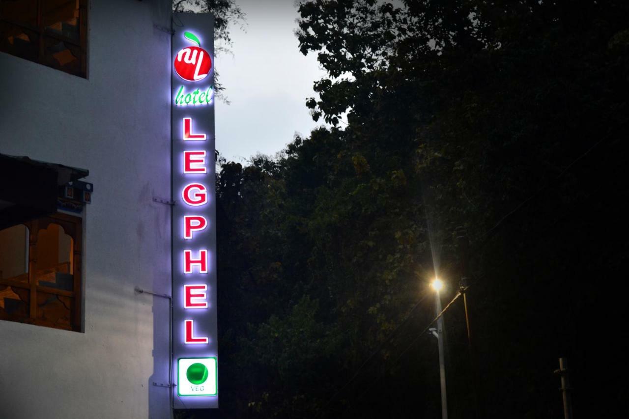 Legphel Hotel Фунтшолинг Екстериор снимка