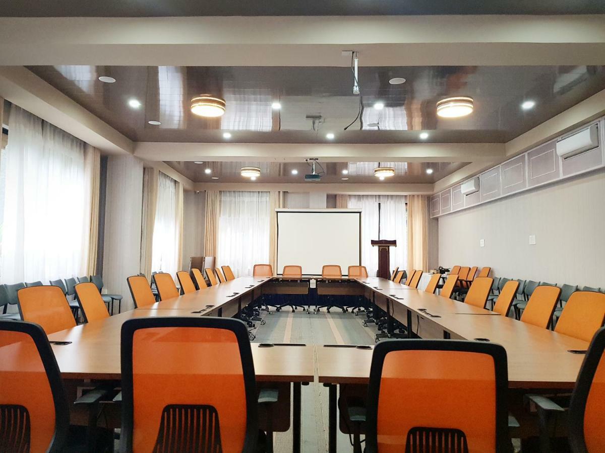 Legphel Hotel Фунтшолинг Екстериор снимка